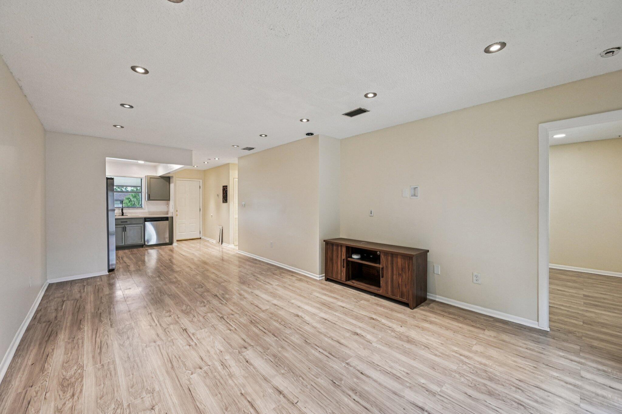 SHAKER WOODS VILLAGE - Residential