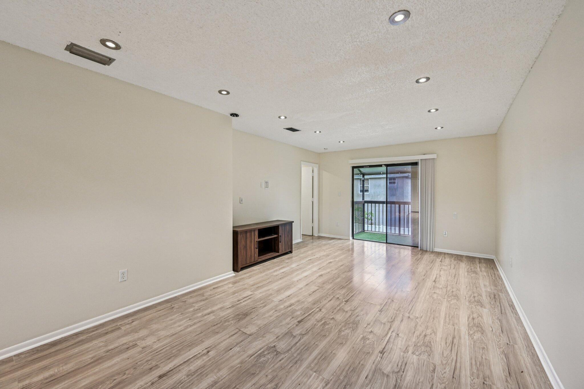 SHAKER WOODS VILLAGE - Residential