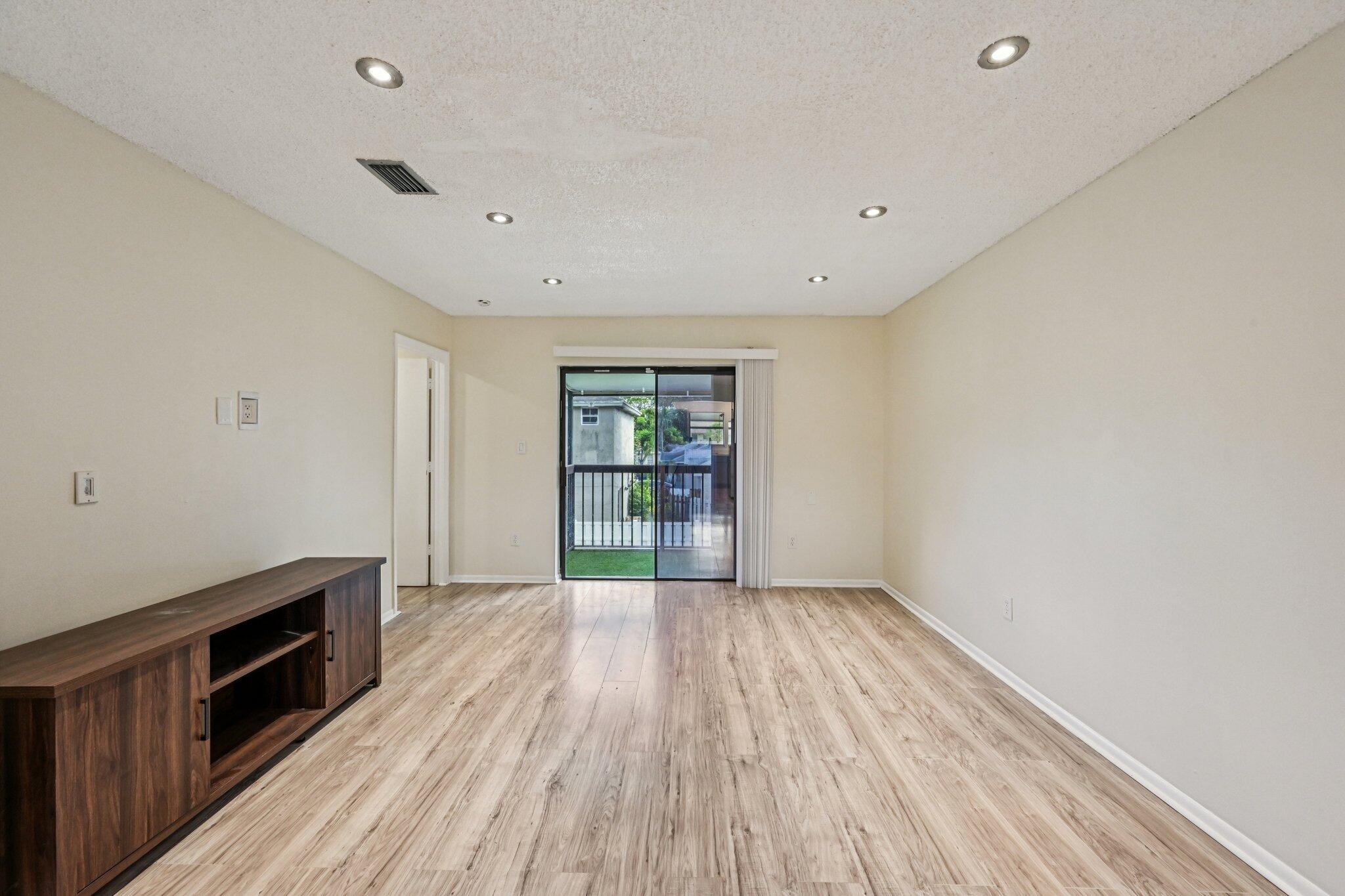 SHAKER WOODS VILLAGE - Residential