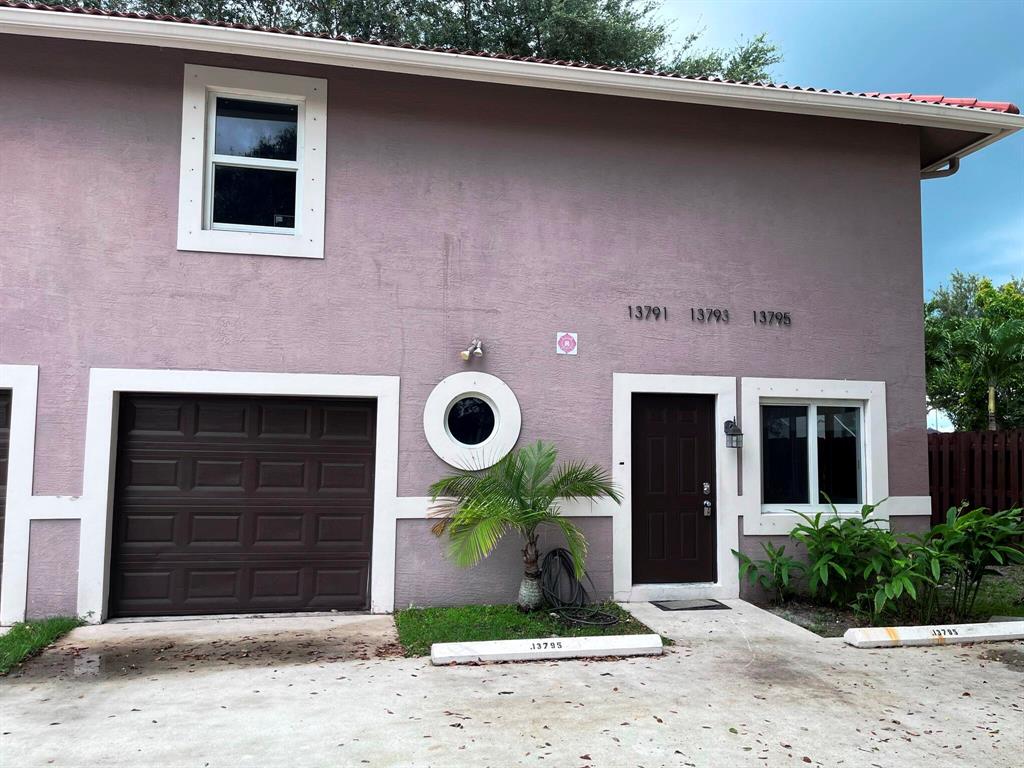 Cozy 3 Bedrooms/2.5 Bathrooms Townhome. Fresh Painted, Granite kitchen countertops, Walk-in Closet in Master Bedroom, Washer and Dryer. No HOA, No minimum Credit Score or Application Fee required. Fast Move-in Process. CORNER UNIT. Two Parking Spaces and One Car garage. Will not last!