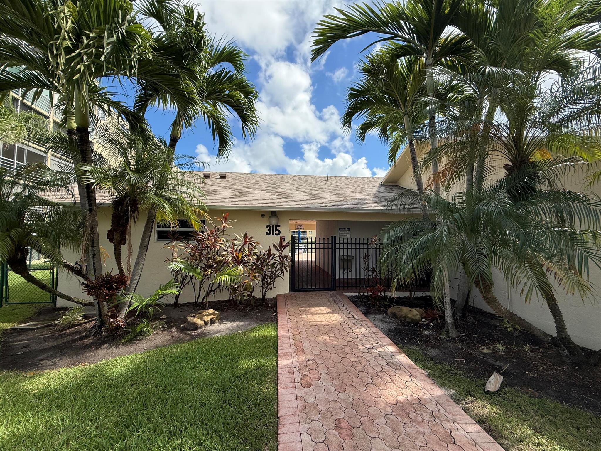 Meadowbrook Lakes View Co - Residential