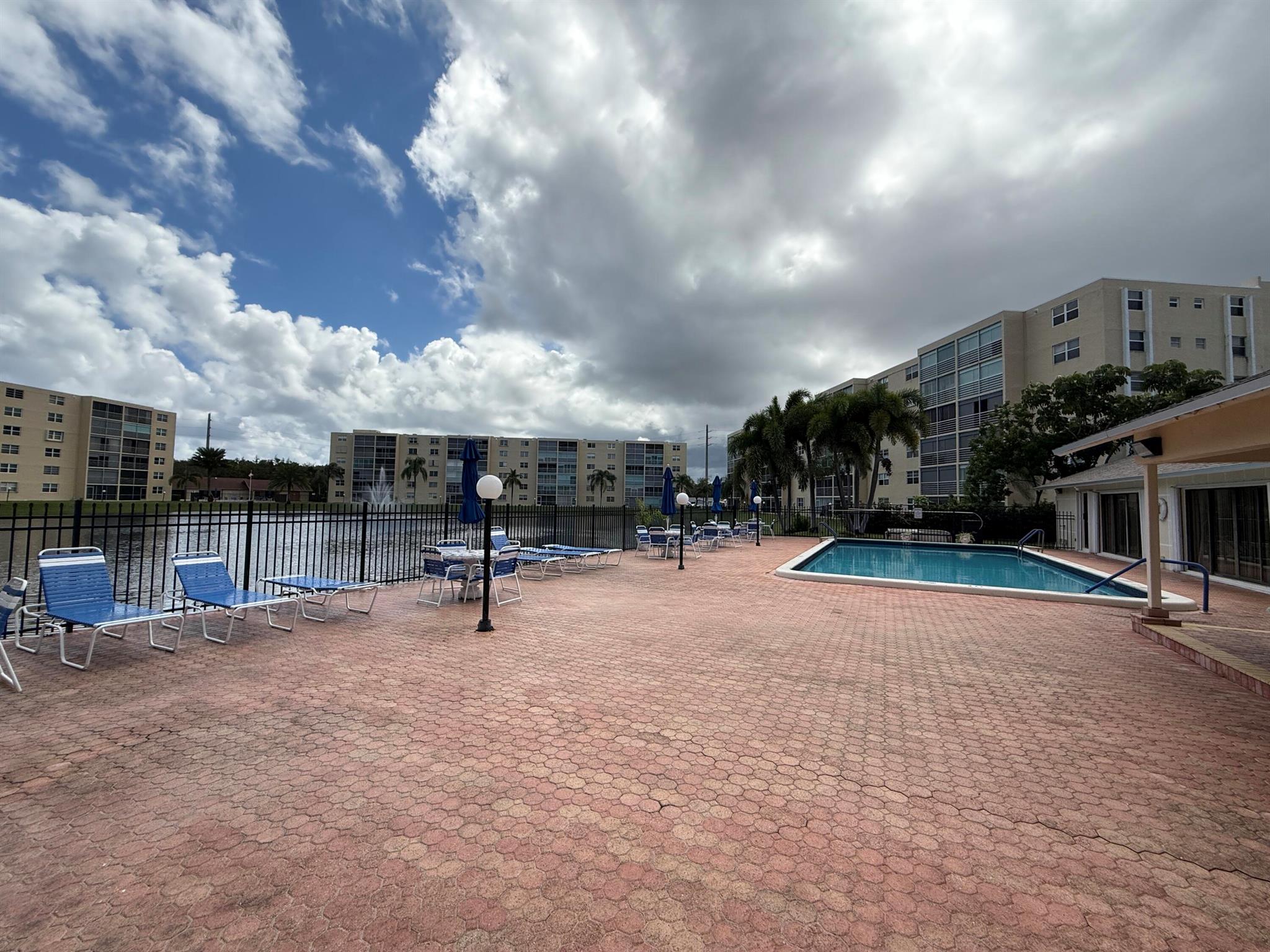 Meadowbrook Lakes View Co - Residential