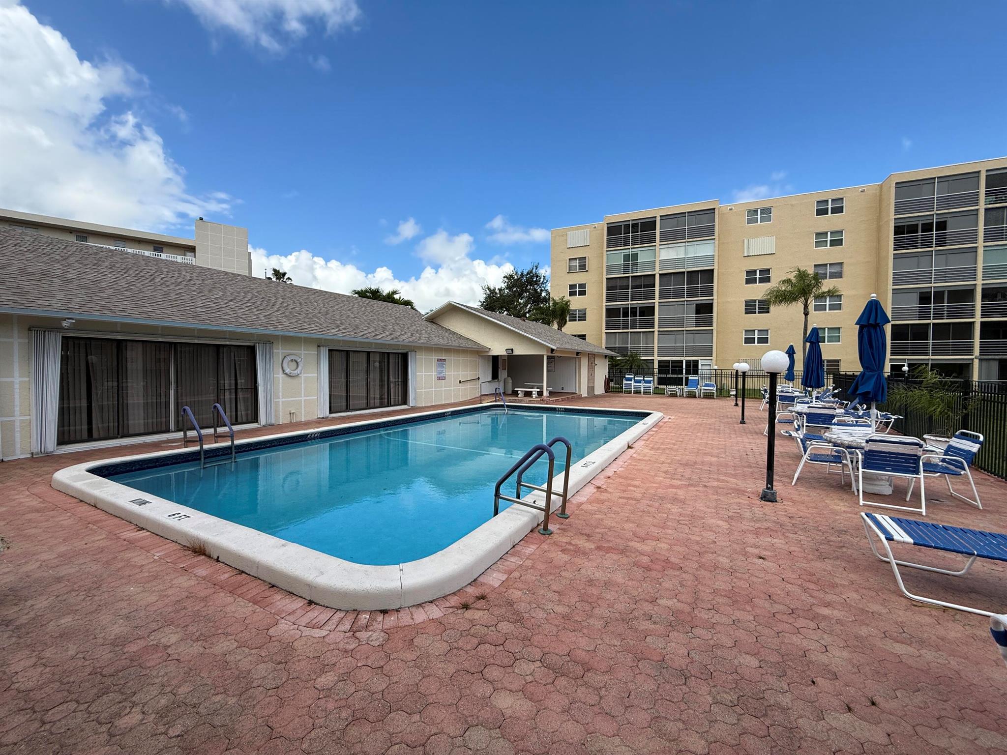 Meadowbrook Lakes View Co - Residential