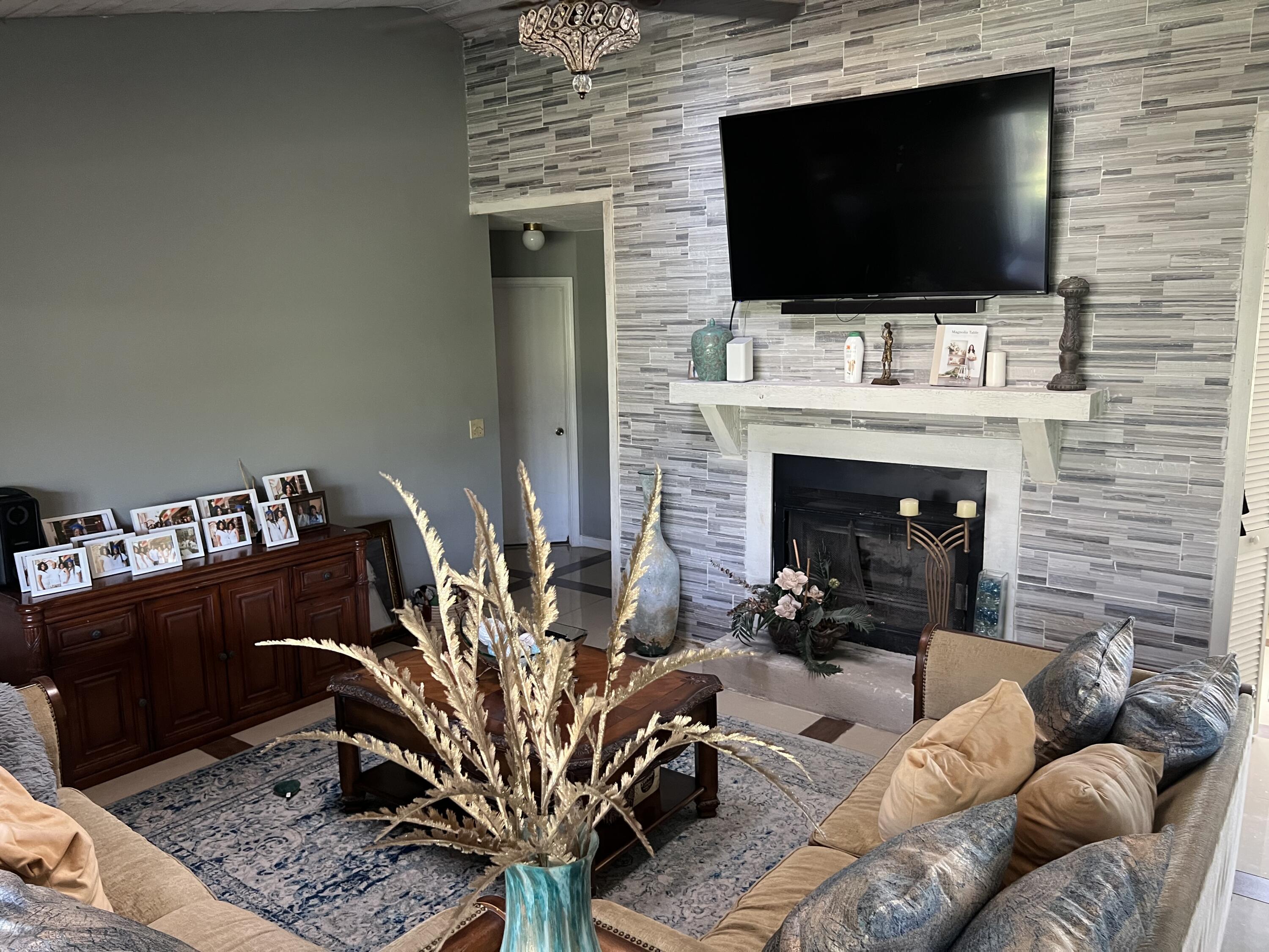 SUGAR POND MANOR OF WELLI - Residential