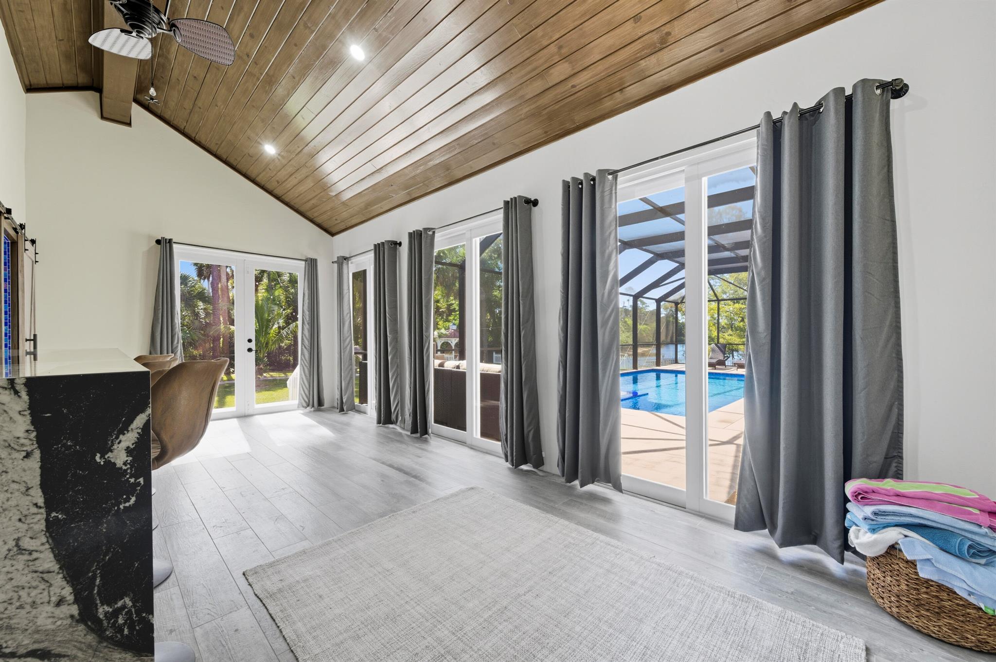 WHISPERING OAKS - Residential