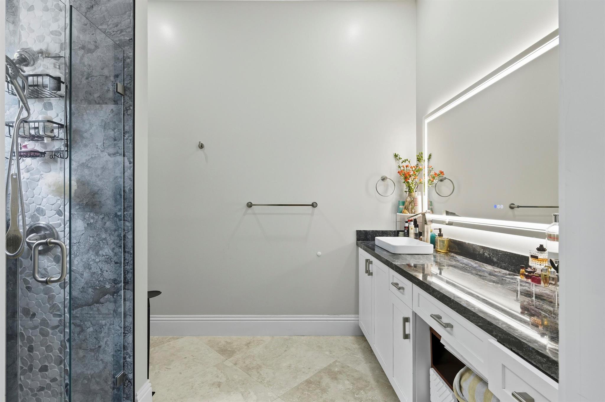 WHISPERING OAKS - Residential