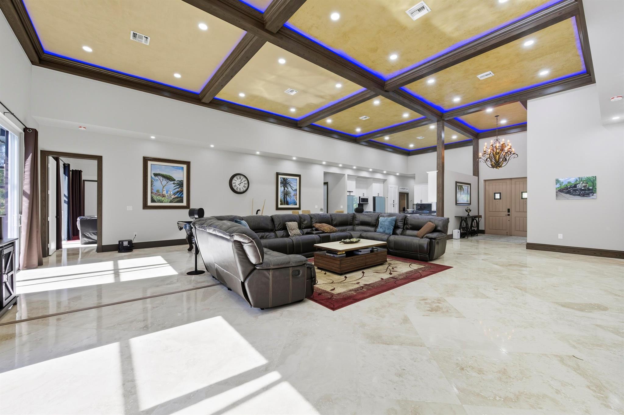 WHISPERING OAKS - Residential