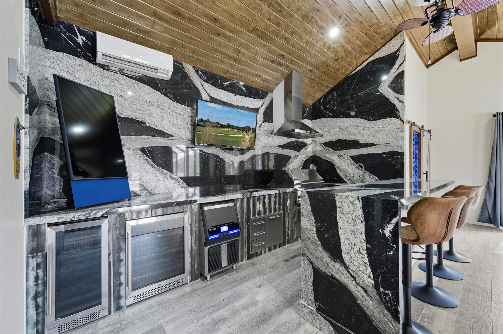 WHISPERING OAKS - Residential