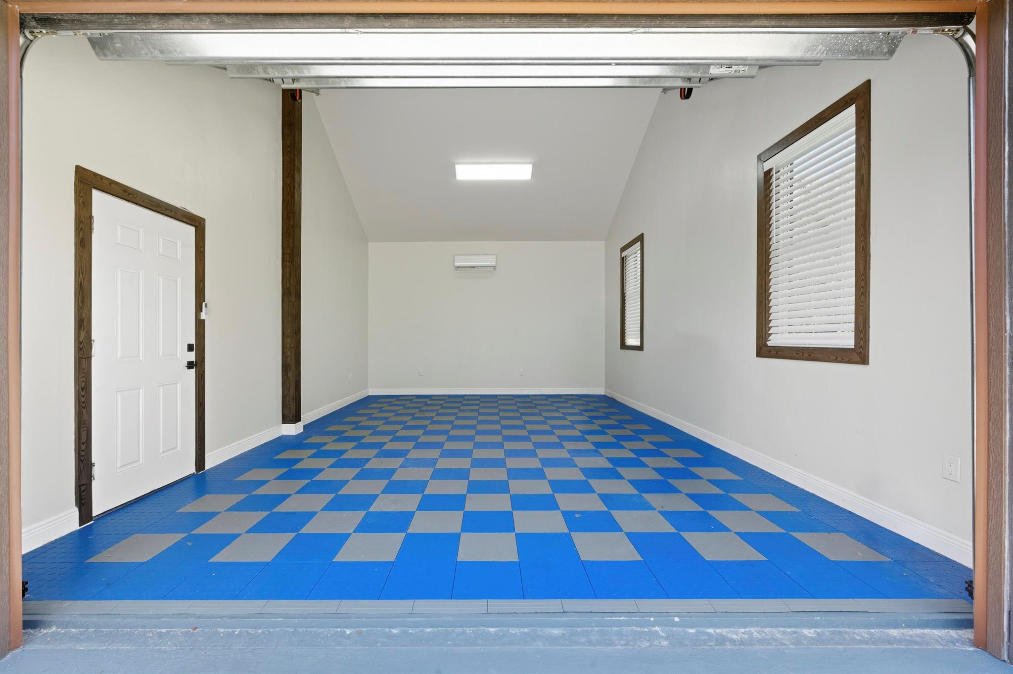 WHISPERING OAKS - Residential