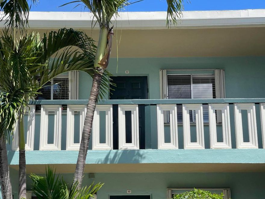 Great downtown Boynton Beach location just steps to the Library / City Hall, Amphitheater & Cultural Arts Center. This annual rental apartment is 1.1 mile to the Beach! Walk to restaurants, shops & marina district. Easy access to I-95 & public transportation.