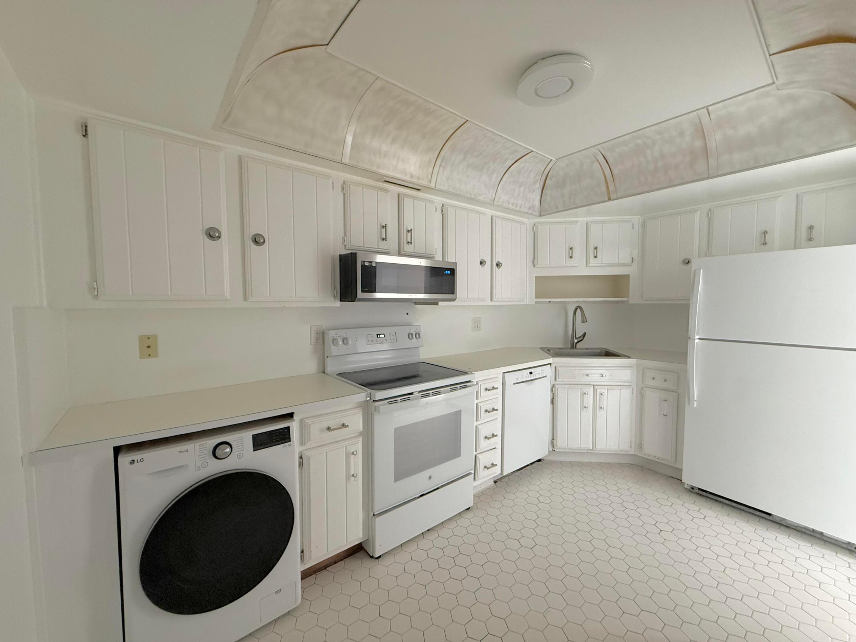 LANDS OF THE PRESIDENT CONDO 2 , - Residential Lease