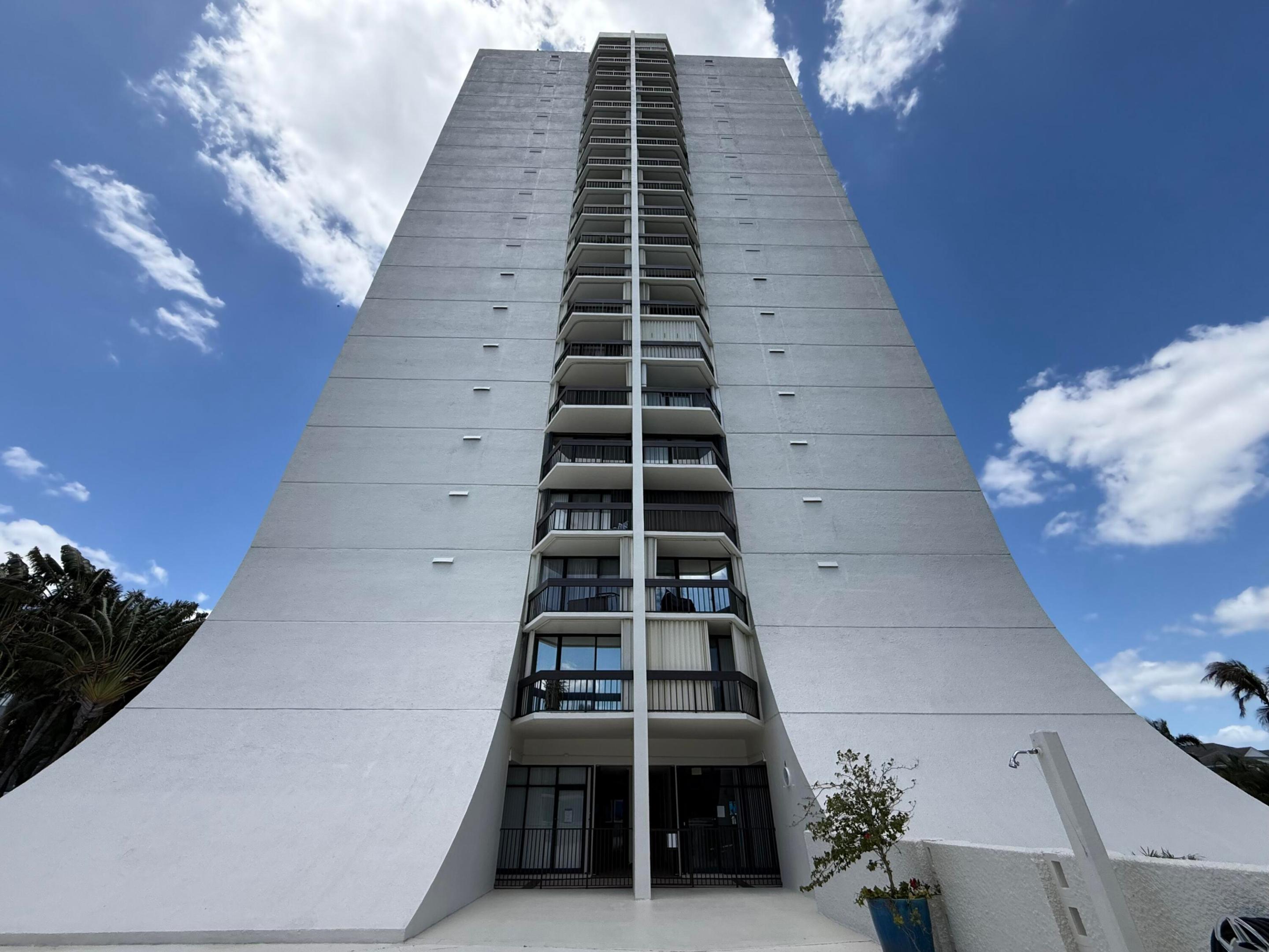 LANDS OF THE PRESIDENT CONDO 2 , - Residential Lease