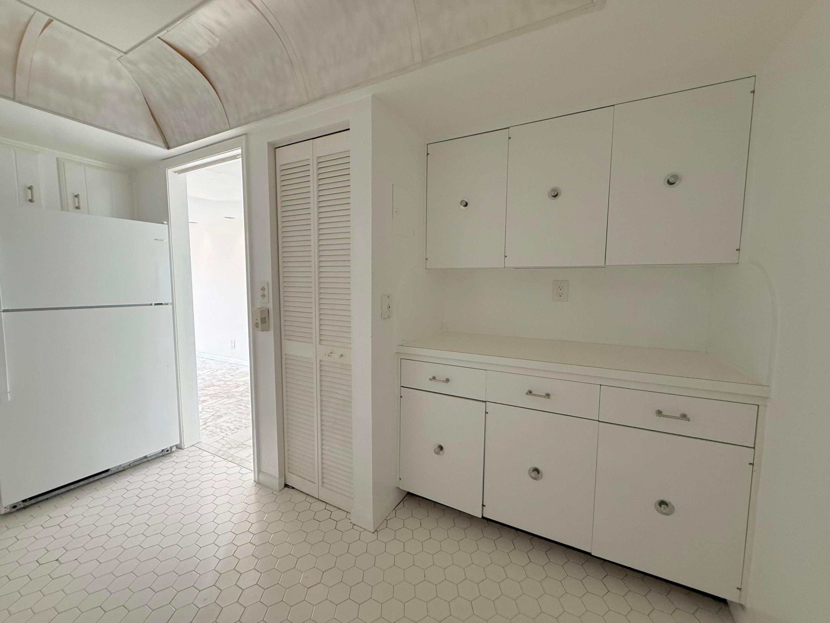 LANDS OF THE PRESIDENT CONDO 2 , - Residential Lease