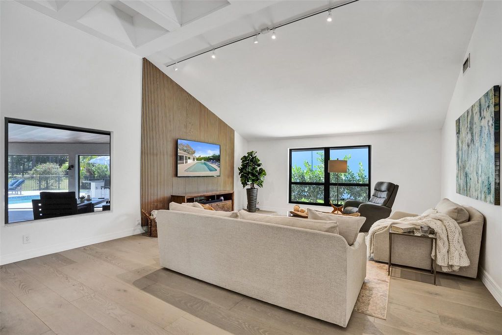 Photo of 614 W Lakewoode Circle, Delray Beach, FL 33445 (MLS # F10550995)