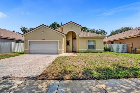 Single Family Residence in Miramar FL 19390 29th Ct.jpg