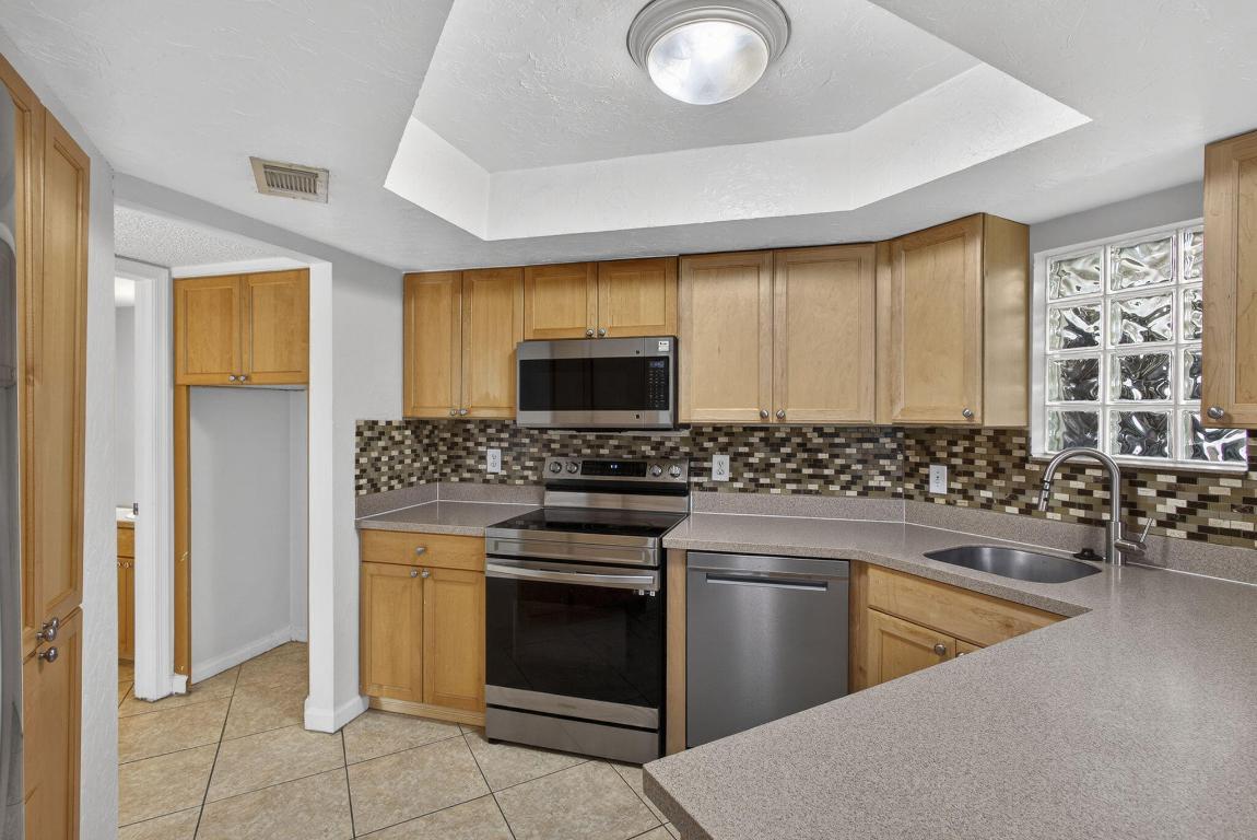 WEYBRIDGE TOWNHOMES PH I - Residential