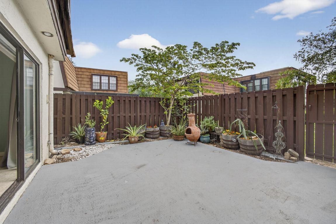 WEYBRIDGE TOWNHOMES PH I - Residential