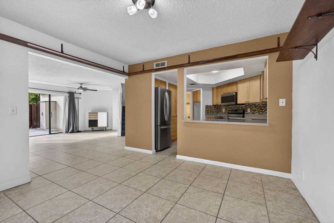 WEYBRIDGE TOWNHOMES PH I - Residential