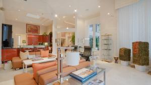 ADMIRALS COVE - Residential