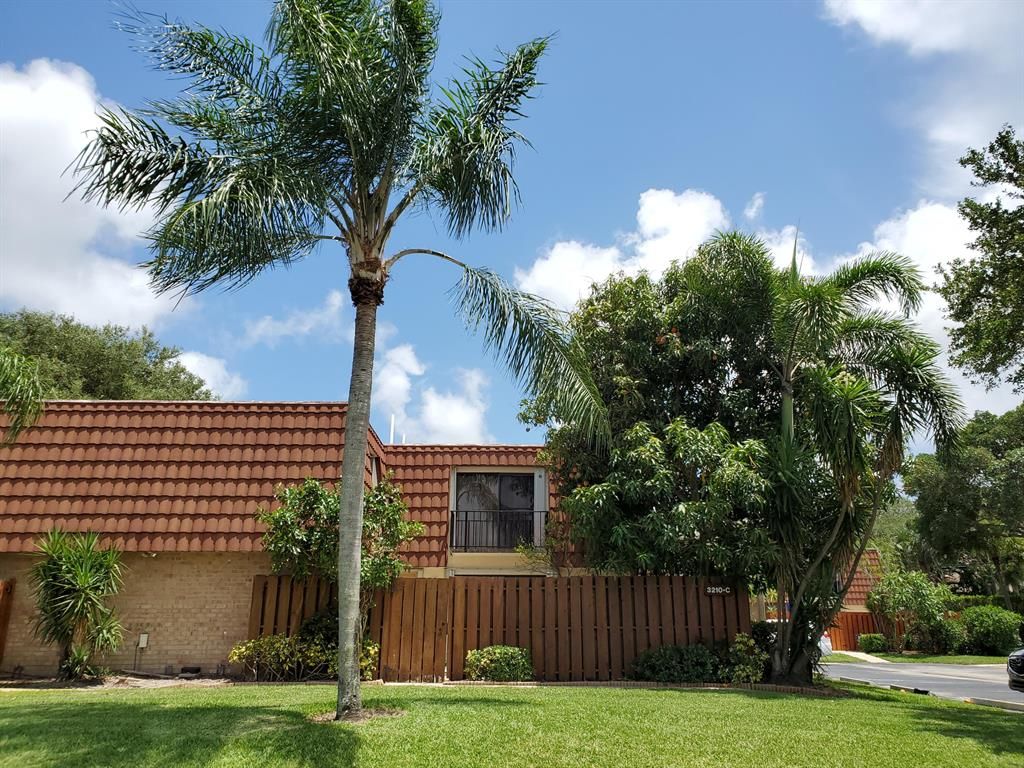 Photo of 3210 Spanish Wells Drive #27-C, Delray Beach, FL 33445 (MLS # R10726840)