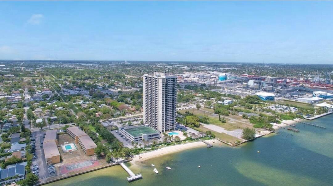 5600 N Flagler Drive 210