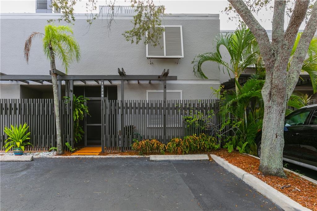 VILLAS LAKES TOWNHOUSES - Residential