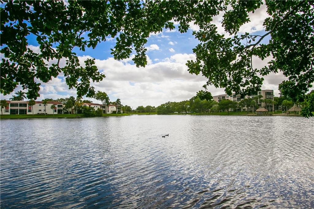 VILLAS LAKES TOWNHOUSES - Residential