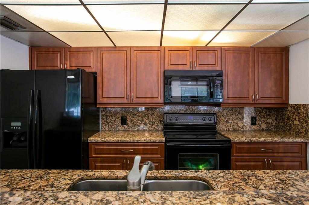 VILLAS LAKES TOWNHOUSES - Residential