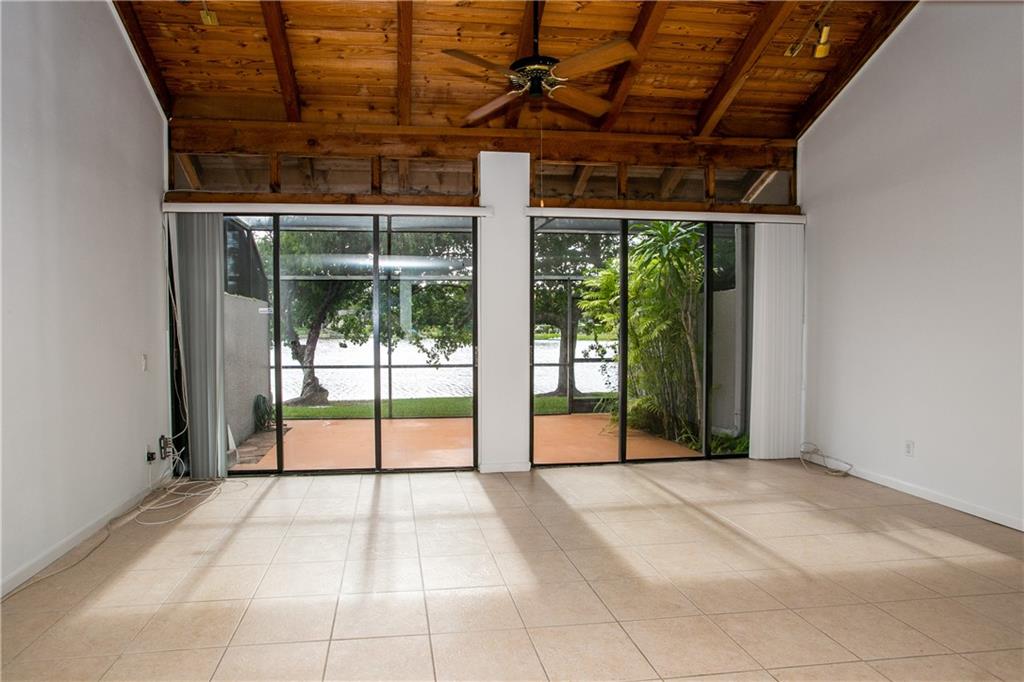 VILLAS LAKES TOWNHOUSES - Residential