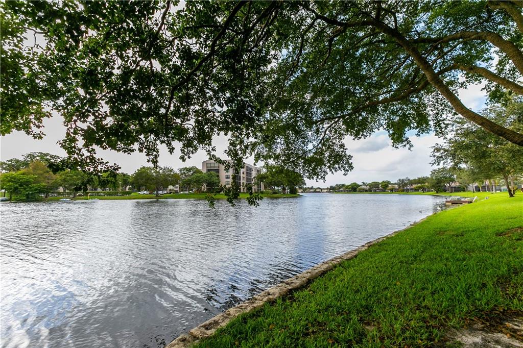 VILLAS LAKES TOWNHOUSES - Residential