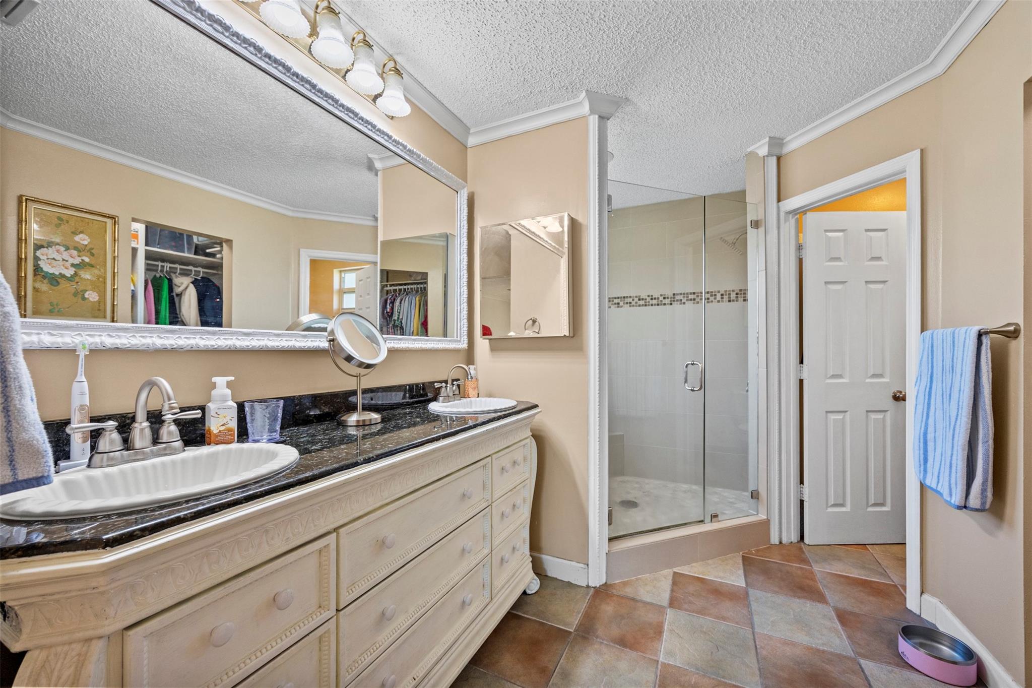 Lyons West 137-40 B - Residential