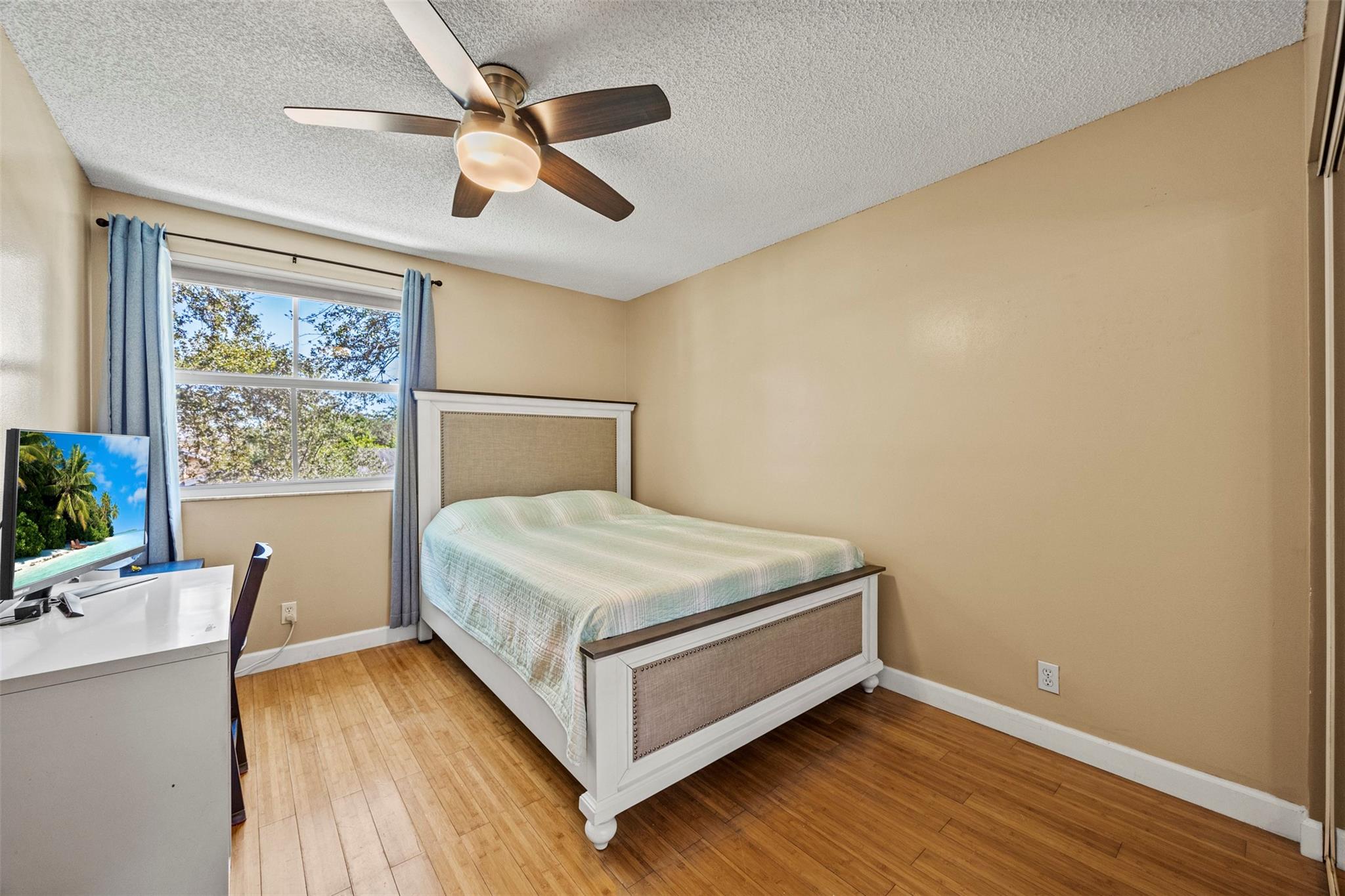 Lyons West 137-40 B - Residential
