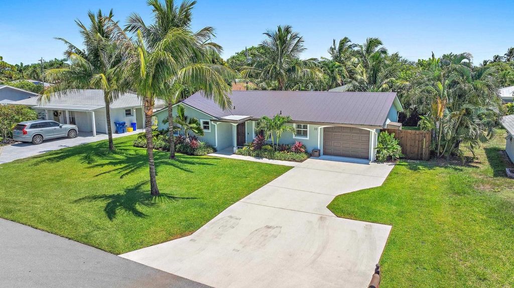 Photo of 10 Pineview Road, Jupiter, FL 33469 (MLS # F10452238)