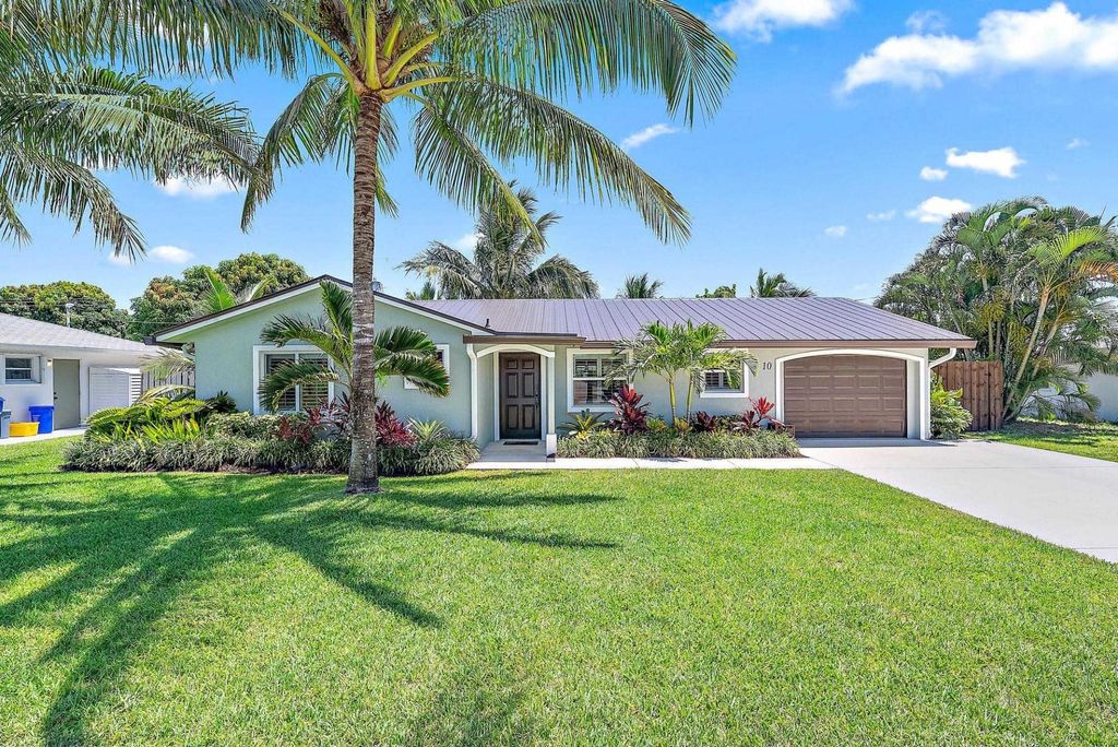 Photo of 10 Pineview Road, Jupiter, FL 33469 (MLS # F10452238)
