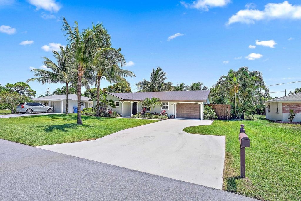 Photo of 10 Pineview Road, Jupiter, FL 33469 (MLS # F10452238)