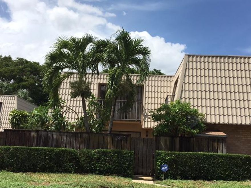 Fabulous sandalwood south...mint condition, upgraded kitchen and baths, fresh paint and new carpet...perfect!! vacant and ready for quick move in! walk to pool and tennis..great value in desirable south section...