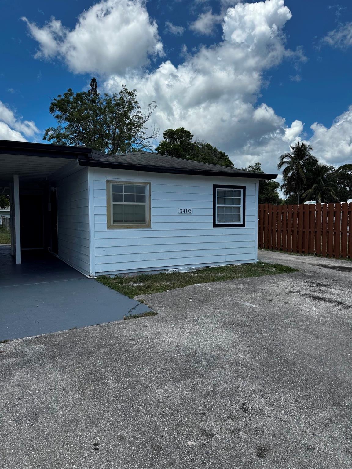 This charming 1/1 has been updated to accommodate your taste! Beautifully appointed with a full kitchen, updated bathroom and space for you to enjoy your independence! Great location, close to shopping and main roads. Move in by year-end and start your New Year at a new address!