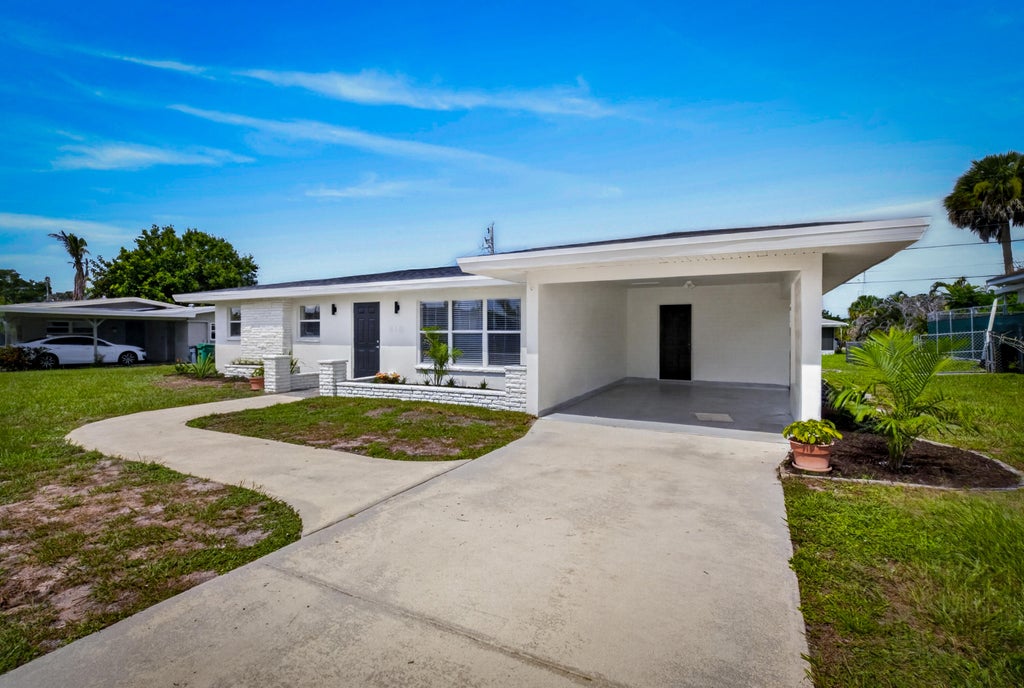 Photo of 216 W Arbor Avenue, Port Saint Lucie, FL 34952 (MLS # B26049376)