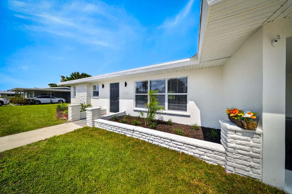 Photo of 216 W Arbor Avenue, Port Saint Lucie, FL 34952 (MLS # B26049376)