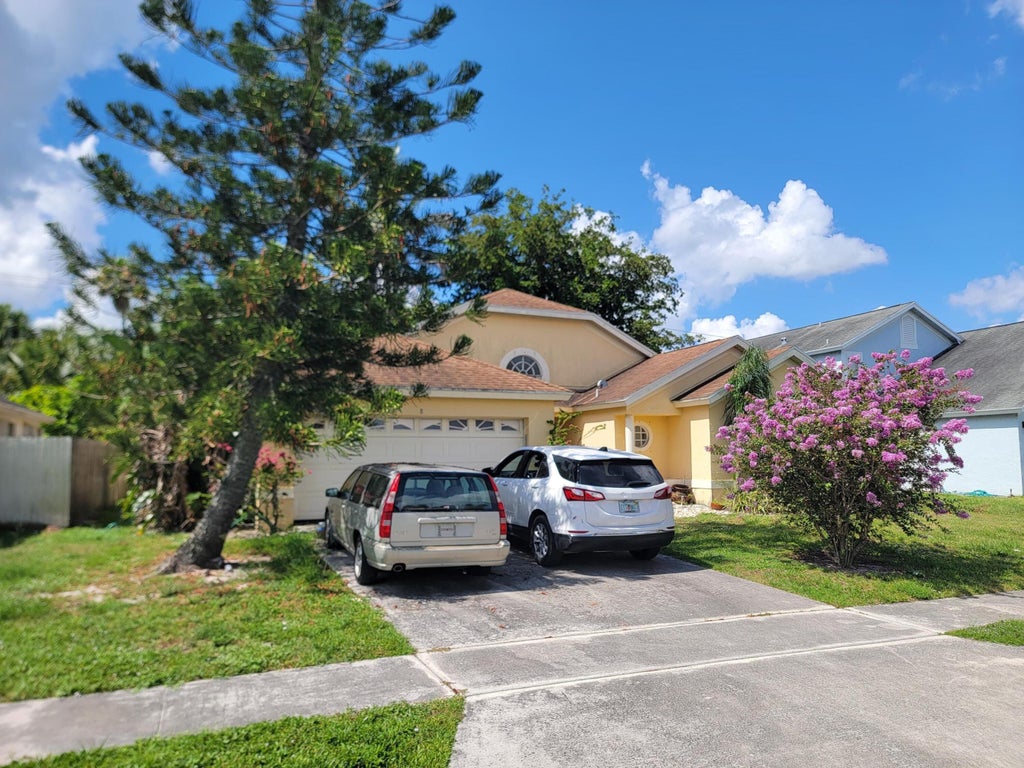 Photo of 8 Meadows Park Lane, Boynton Beach, FL 33436 (MLS # B26046451)