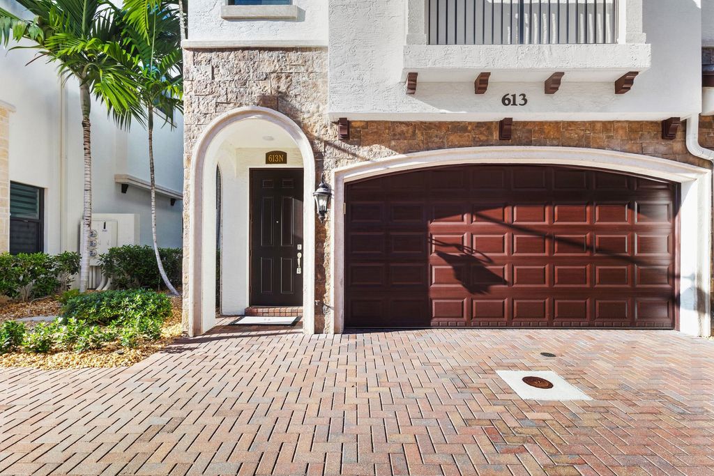 Photo of 613 Windward Circle N, Boynton Beach, FL 33435 (MLS # R11167197)
