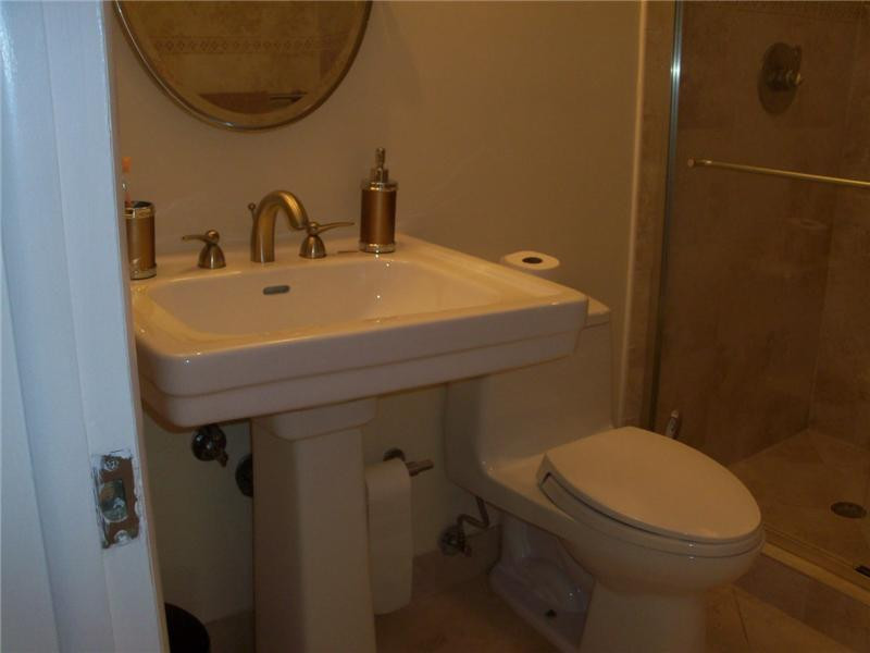 HALLMARK OF HOLLYWOOD - Residential