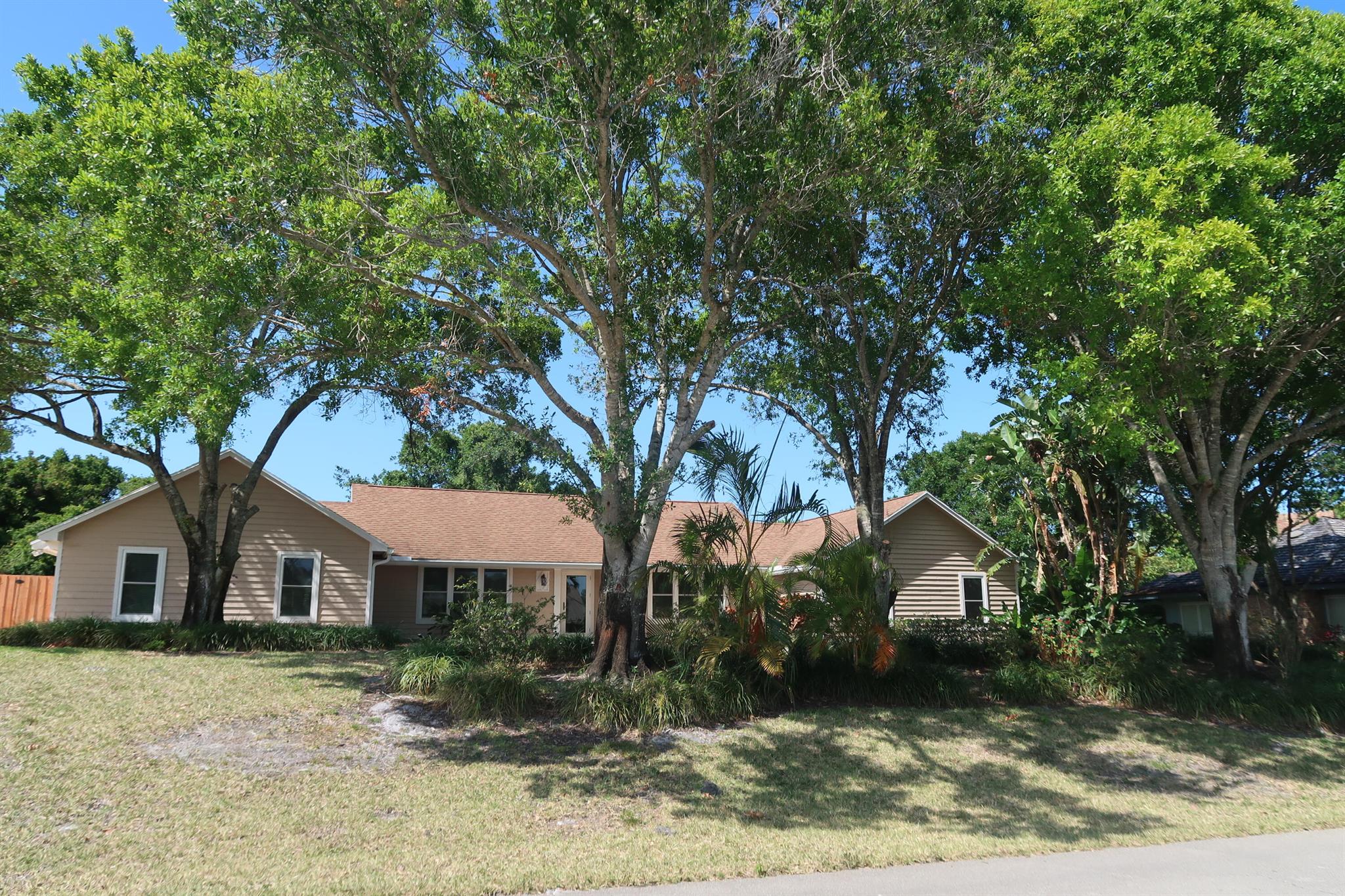 Come see this beautiful slice of Paradise in Jensen Beach. Home is Available until OCTOBER 31st,2025. This home offers 2 bedrooms and 2 and a half bathrooms. There's ton of room for entertaining with a screened in Pool and Fenced yard. Lawn care and Pool care are included with rent. Home is located minutes from Downtown Jensen Beach and The Beach.