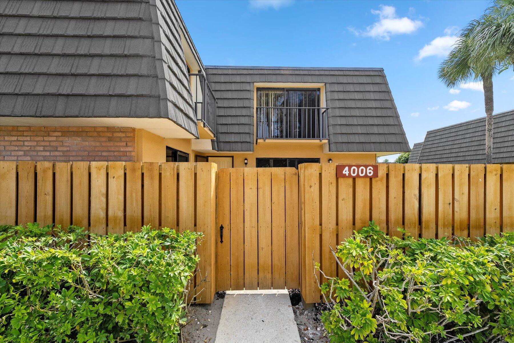 A beautifully renovated 2‑bed, 2.5‑bath townhouse in a quiet West Palm Beach community, offering modern finishes, in‑unit laundry, private outdoor spaces and community amenities--all in a prime location near major highways and conveniences.