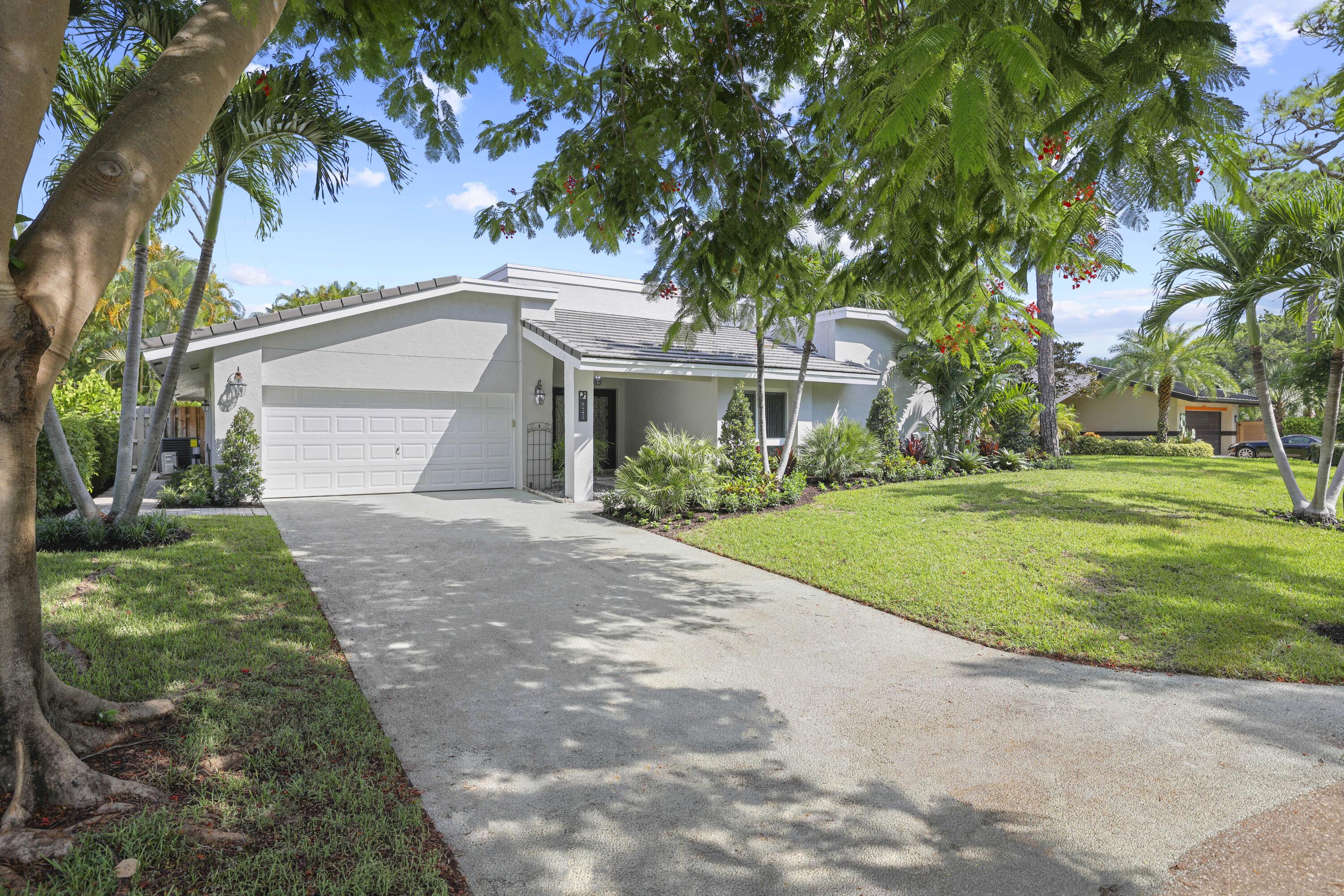 824 Foxpointe Circle