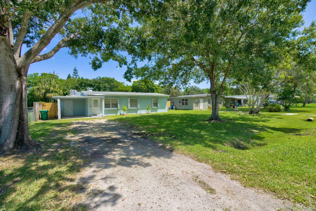 Photo of 2206 Elizabeth Avenue, Fort Pierce, FL 34982 (MLS # R10910470)