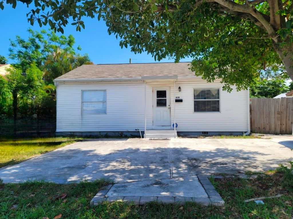 Photo of 618 Hunter Street, West Palm Beach, FL 33405 (MLS # B26030331)