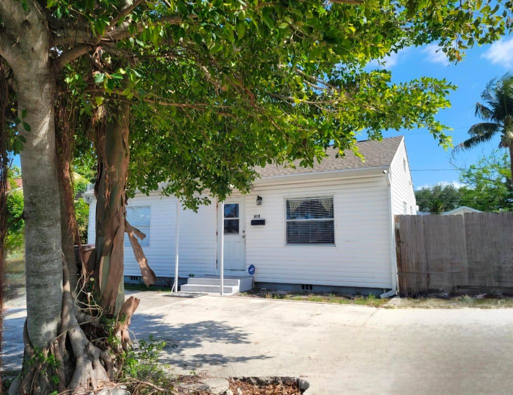 Photo of 618 Hunter Street, West Palm Beach, FL 33405 (MLS # B26030331)