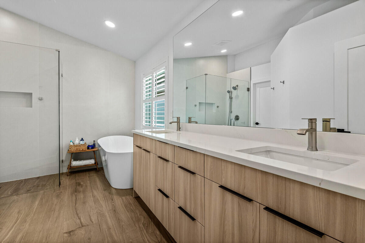 DELRAY LAKES - Residential