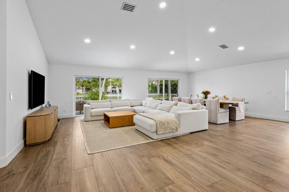 DELRAY LAKES - Residential